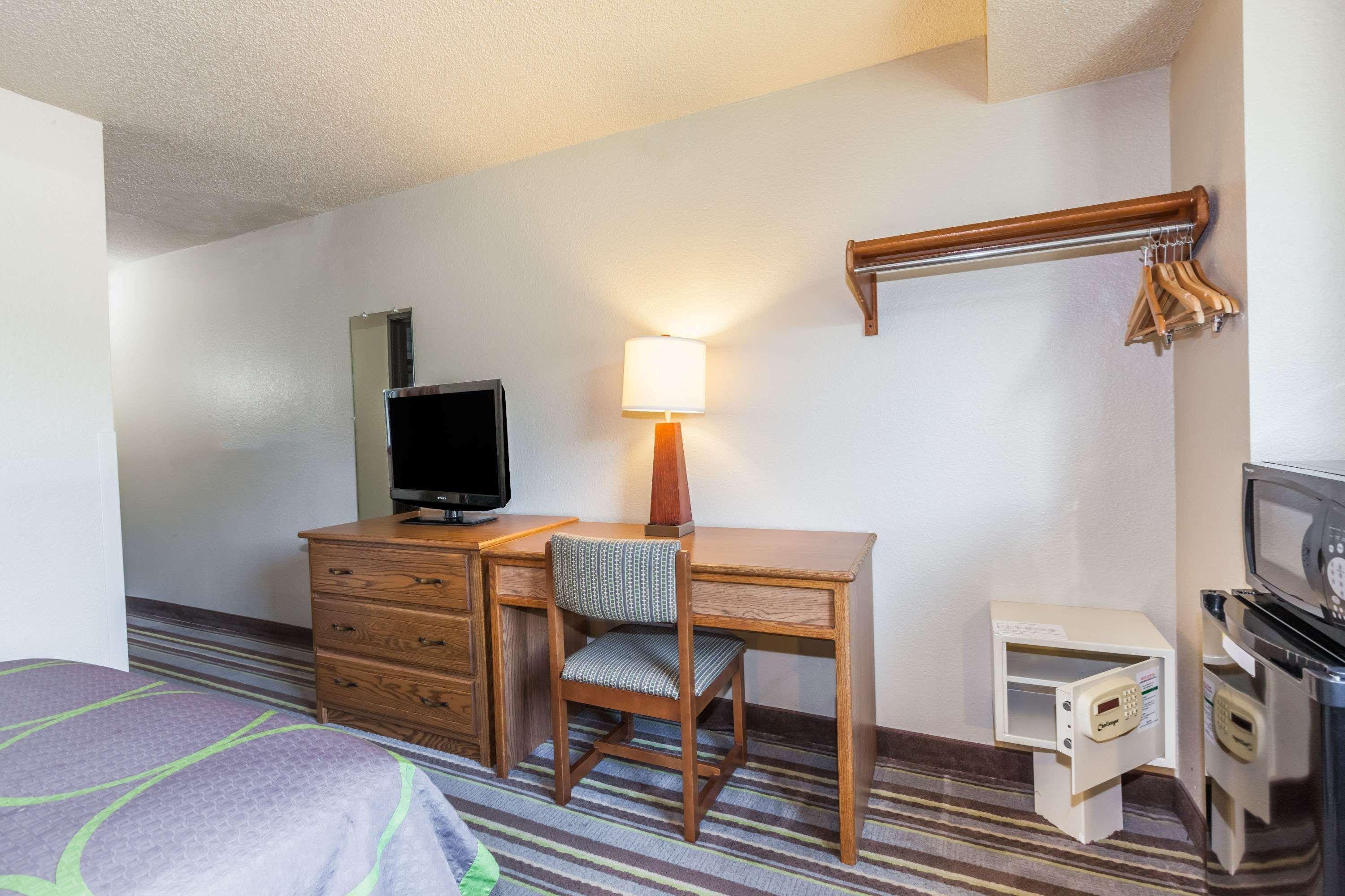 Hotel Super 8 By Wyndham Dunbar/Charleston Area Esterno foto